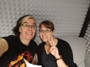 Roxane und Nora im Podcaststudio