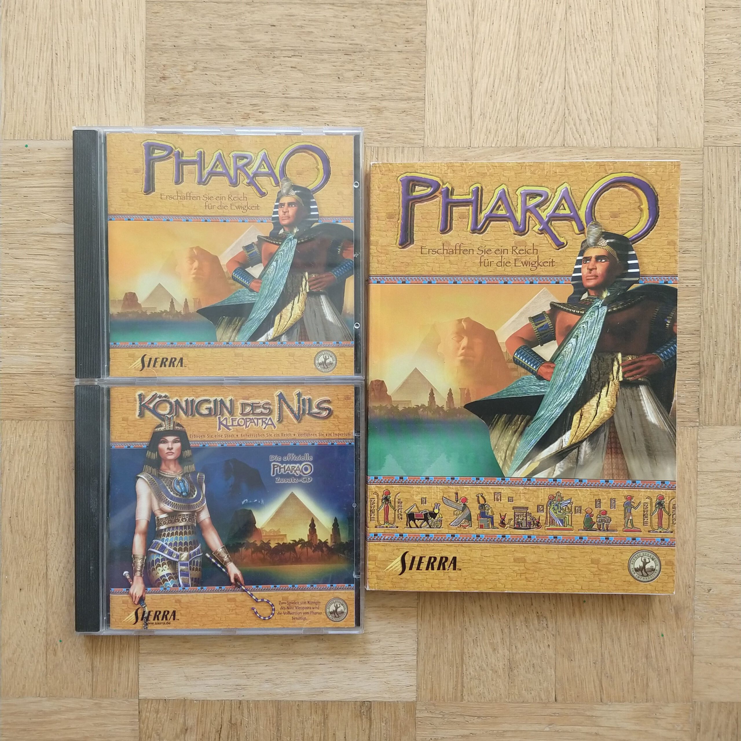 Das Handbuch und die CDS zum Spiel Pharao und Kleopatra