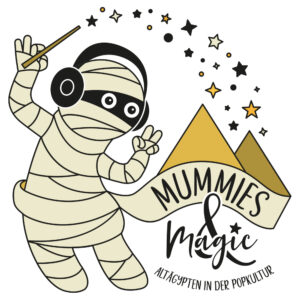 Logo von Mummies & Magic: Eine Mumie trägt Kopfhörer und hält einen Zauberstab in der erhobenen Hand. Aus dem Zauberstab fallen Sterne auf zwei kleine Pyramiden neben der Mumie. Darunter ein Banner auf dem steht: Mummies & Magic, Altähypten in der Popkultur