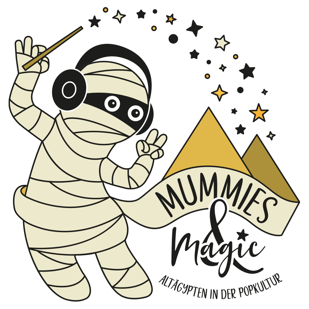 Logo von Mummies & Magic: Eine Mumie trägt Kopfhörer und hält einen Zauberstab in der erhobenen Hand. Aus dem Zauberstab fallen Sterne auf zwei kleine Pyramiden neben der Mumie. Darunter ein Banner auf dem steht: Mummies & Magic, Altähypten in der Popkultur