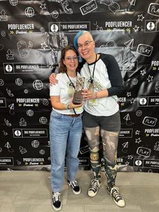 Roxane und Nora mit Award
