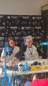 Roxane und Nora von Mummies & Magic auf der Podcastbühne